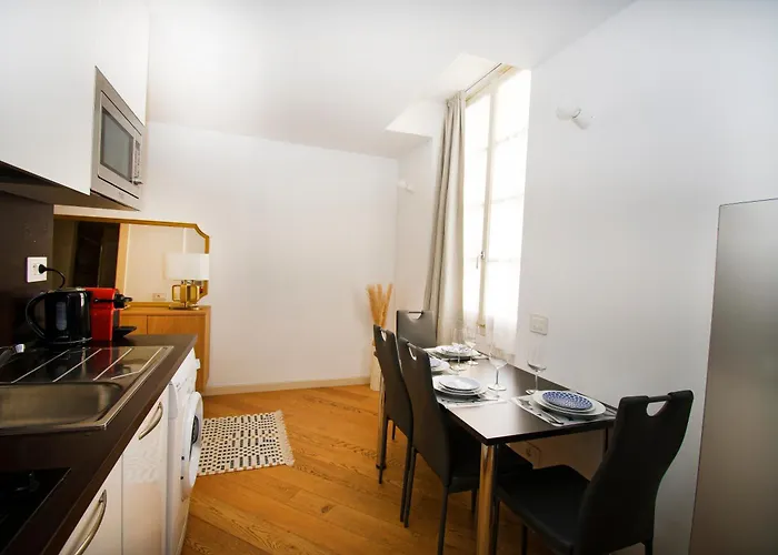 Princess Victoria Standing Presta Cannes