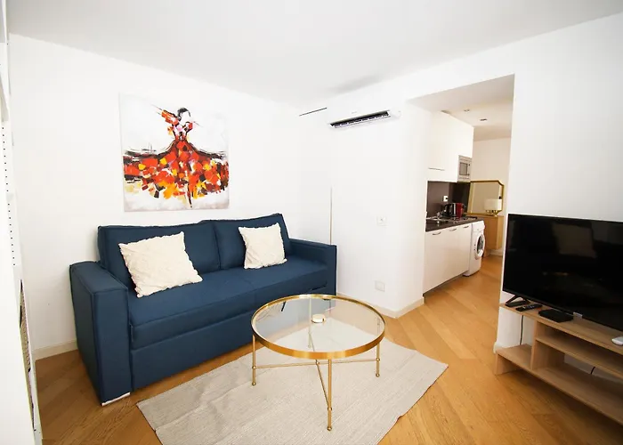 Princess Victoria Standing Presta * Cannes