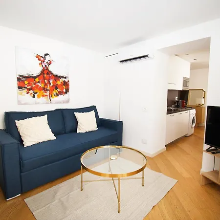 Princess Victoria Standing Presta * Cannes